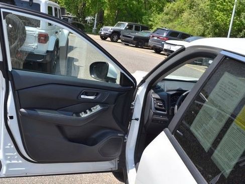 Used 2024 Nissan Rogue SV AWD/4WD image 15