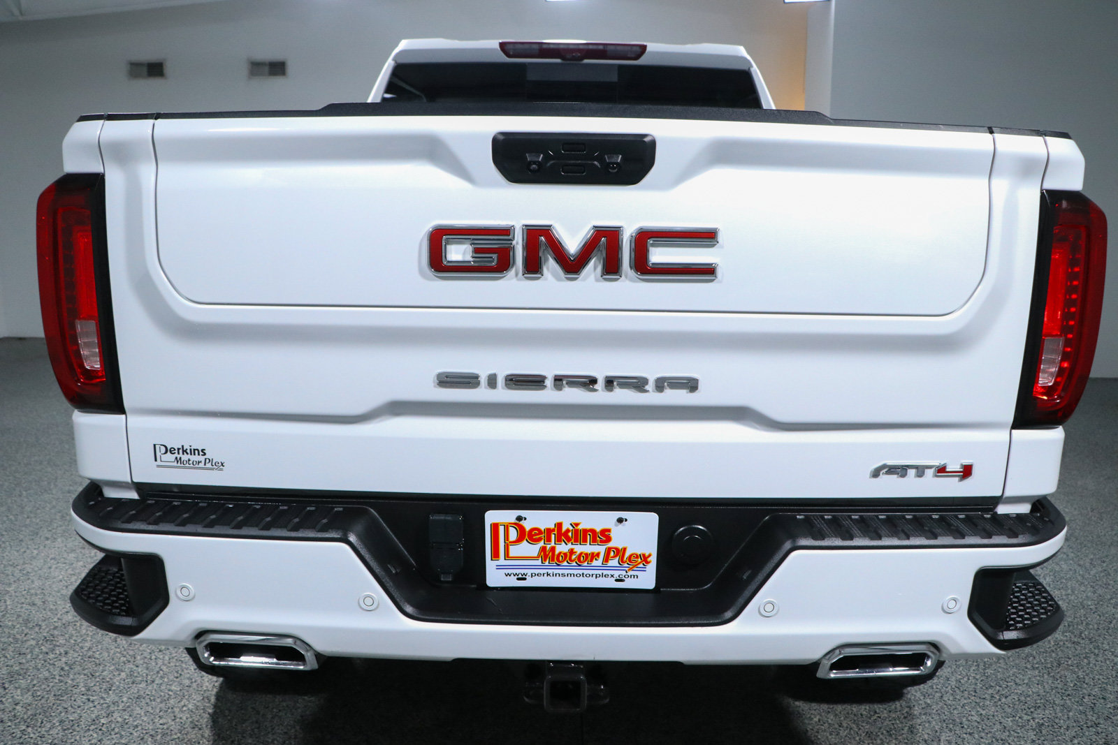 Used 2024 GMC Sierra 1500 AT4 w/ Technology Package AWD/4WD image 8