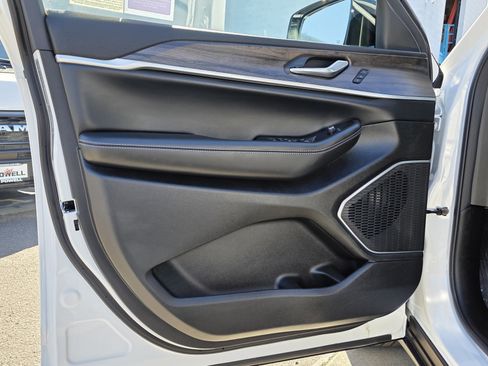 New 2026 Jeep Grand Cherokee Limited RWD image 11