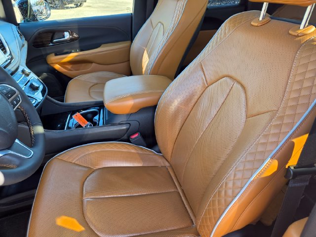 Used 2023 Chrysler Pacifica Pinnacle FWD image 2