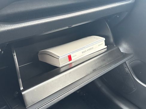 Used 2020 Toyota RAV4 LE image 29