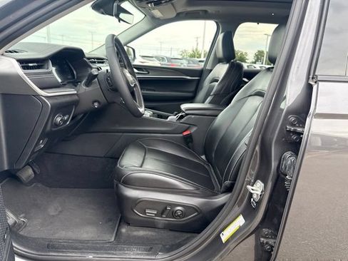 Used 2023 Jeep Grand Cherokee L Limited w/ Luxury Tech Group II AWD/4WD image 14
