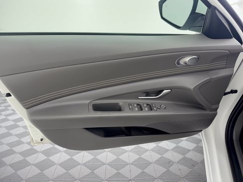 Used 2025 Hyundai Elantra SEL FWD image 14