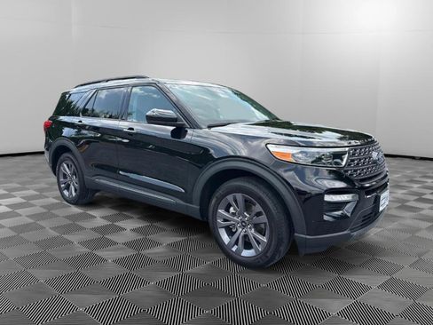Used 2023 Ford Explorer XLT w/ Equipment Group 202A AWD/4WD image 2