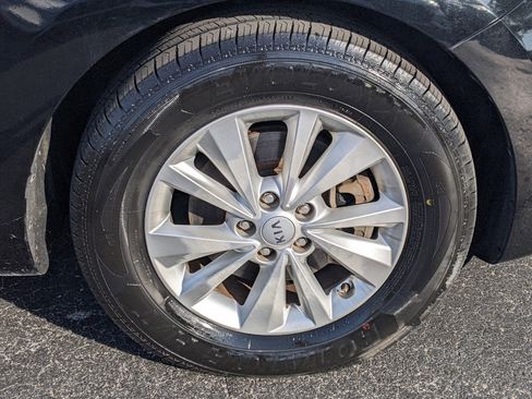 Certified 2018 Kia Sedona LX w/ LX Essentials Premium Package image 8