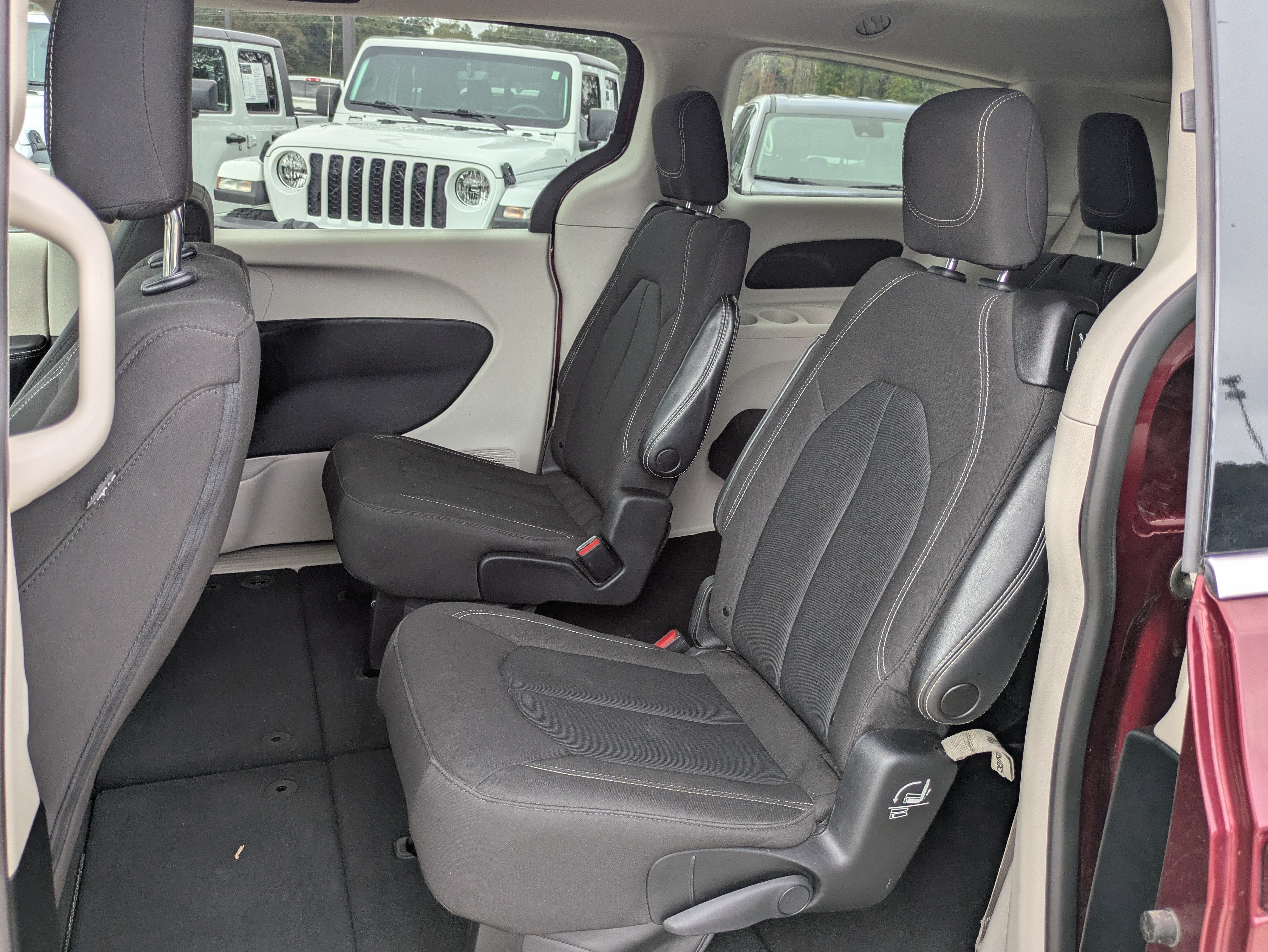 Used 2023 Chrysler Voyager LX FWD image 7