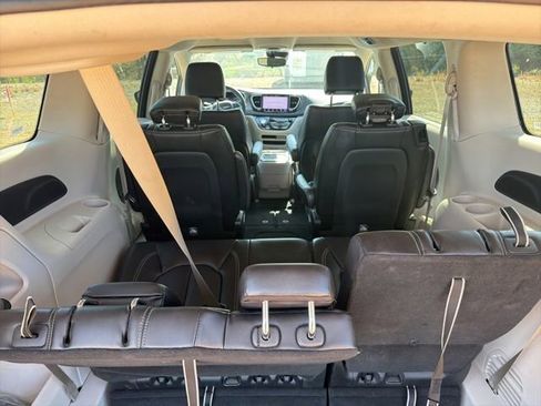 Used 2023 Chrysler Pacifica Touring-L image 9