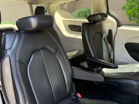 Used 2020 Chrysler Pacifica Touring-L FWD image 29