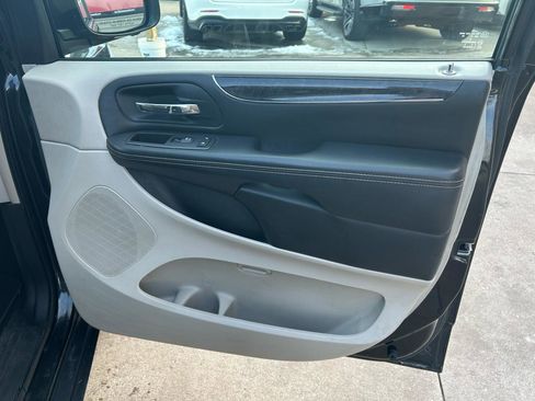 Used 2013 Chrysler Town & Country Touring-L w/ Driver Convenience Group image 15