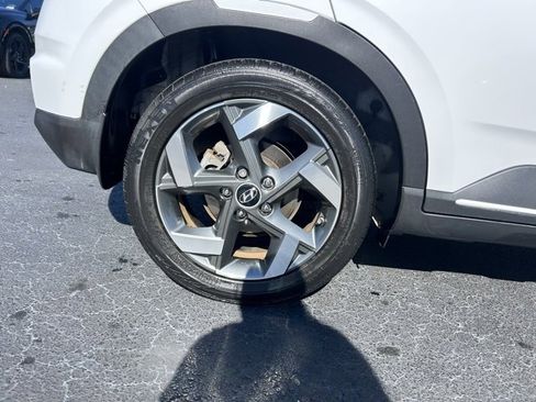Used 2022 Hyundai Venue Limited image 7