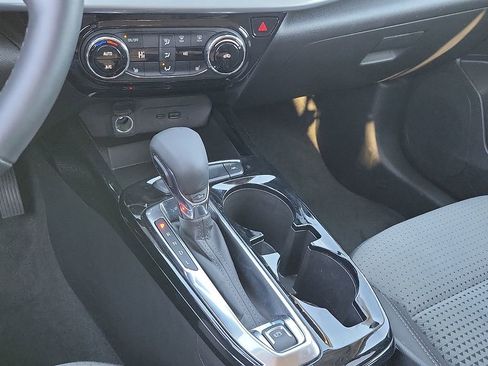 Used 2025 Chevrolet Trax LT w/ LT Convenience Package image 17