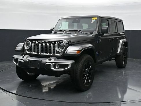 Used 2025 Jeep Wrangler Unlimited Sahara w/ Safety Group AWD/4WD image 5