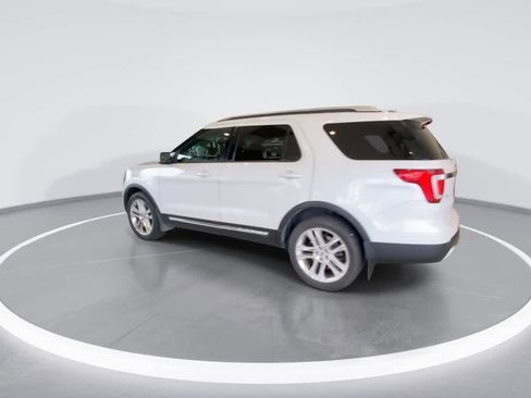 Used 2016 Ford Explorer XLT w/ Equipment Group 202A image 6