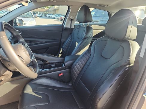 Certified 2025 Hyundai Elantra Limited FWD image 23