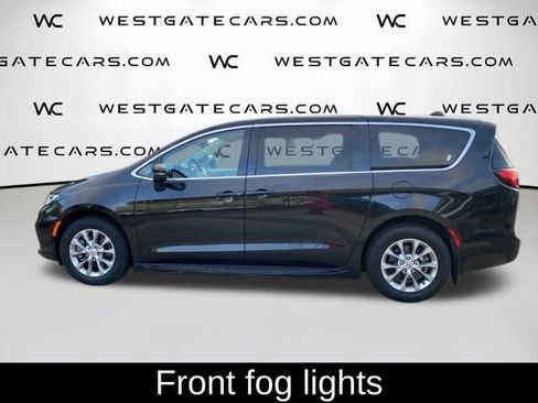 Used 2023 Chrysler Pacifica Touring-L AWD/4WD image 4