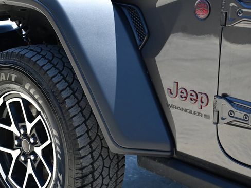 Used 2024 Jeep Wrangler Unlimited Rubicon AWD/4WD image 9