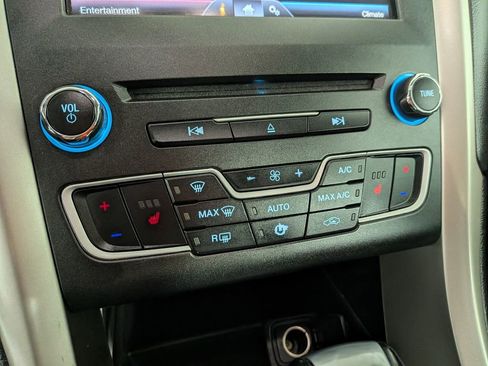 Used 2016 Ford Fusion SE w/ Equipment Group 202A image 28