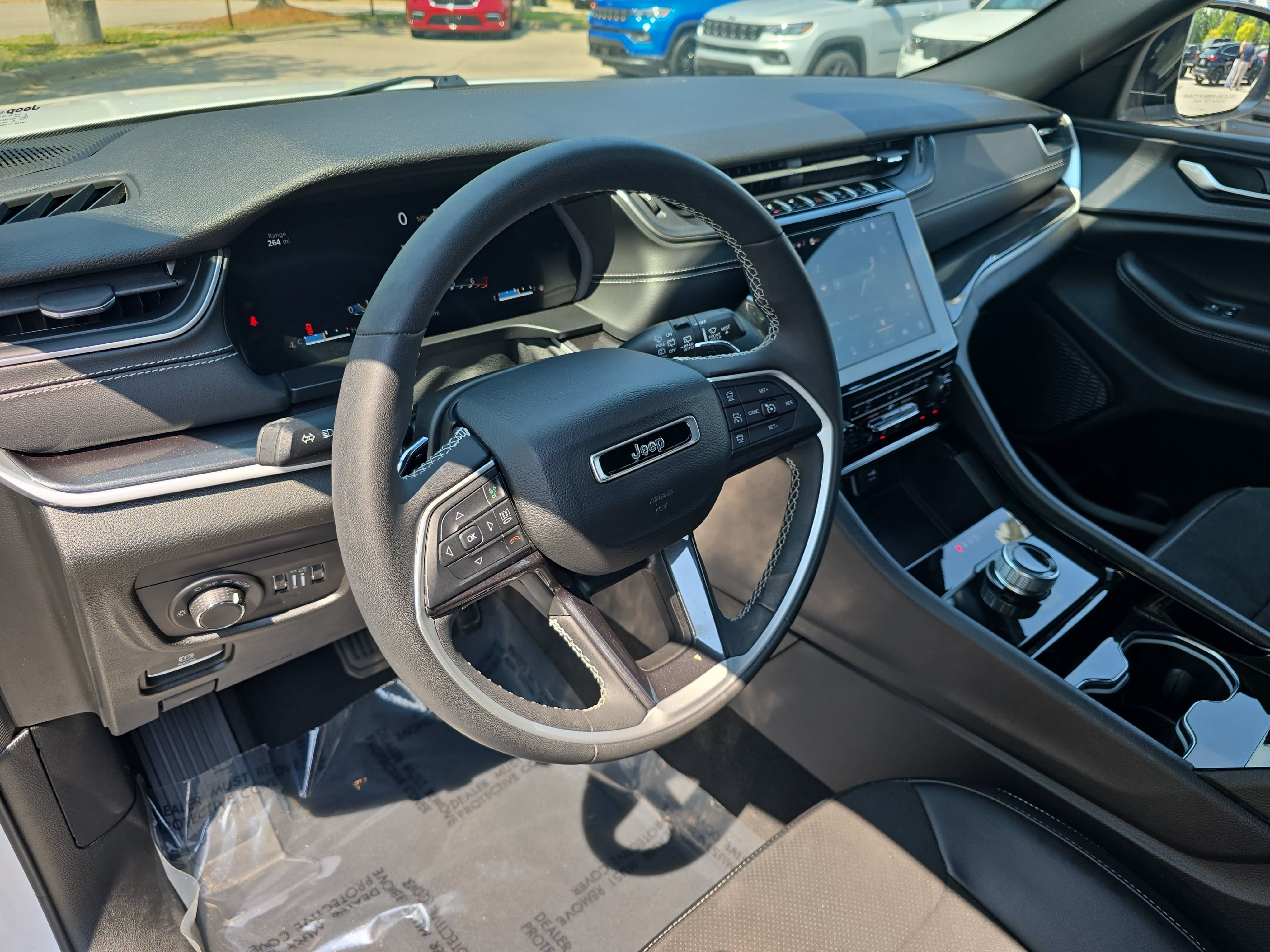 Used 2023 Jeep Grand Cherokee Altitude AWD/4WD image 15