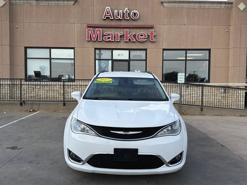 Used 2017 Chrysler Pacifica Touring-L FWD image 2