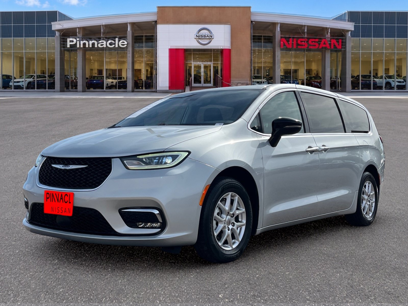 Used 2024 Chrysler Pacifica Touring-L FWD image 2