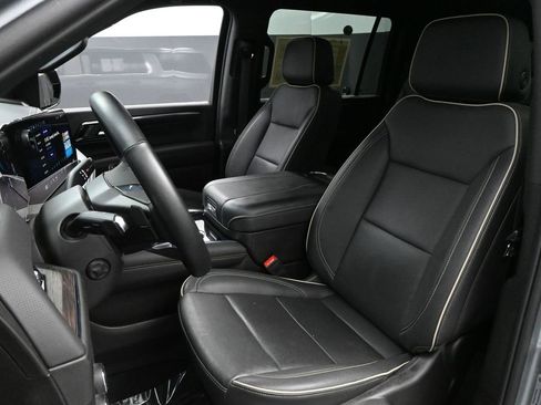 Used 2025 Chevrolet Suburban Premier image 8