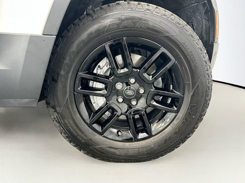 Used 2025 Land Rover Defender 110 S image 31