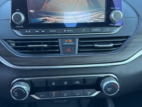 Used 2024 Nissan Altima 2.5 SV image 9