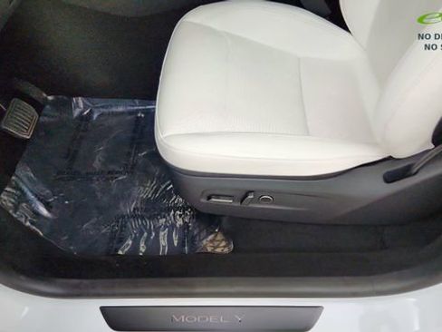 Used 2026 Tesla Model Y Long Range RWD image 32