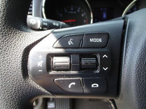 Used 2020 Kia Sedona LX FWD image 16