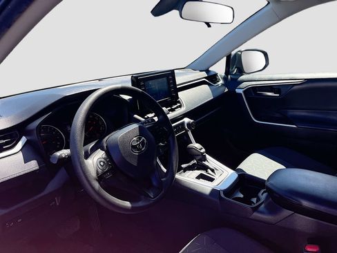 Used 2021 Toyota RAV4 XLE w/ Convenience Package FWD image 9