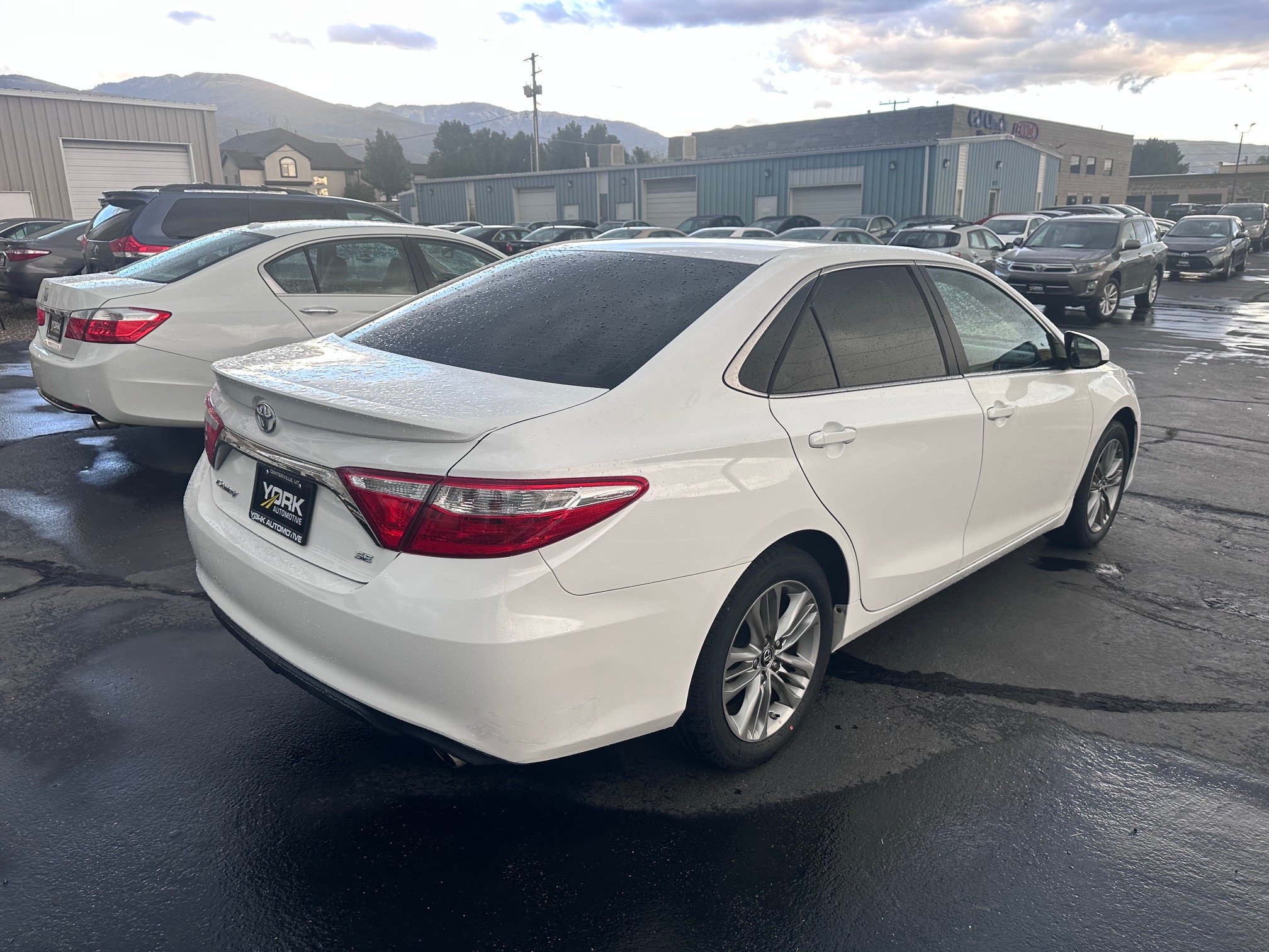 Used 2015 Toyota Camry SE FWD image 3