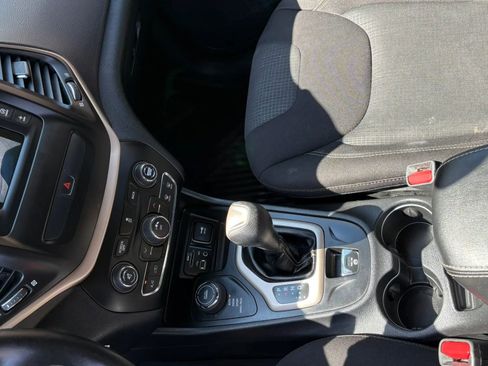 Used 2017 Jeep Cherokee Latitude w/ Cold Weather Group AWD/4WD image 20