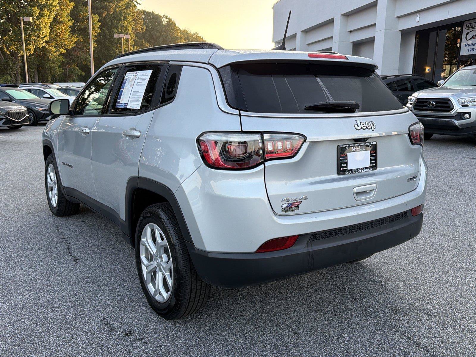 Used 2024 Jeep Compass Latitude AWD/4WD image 7