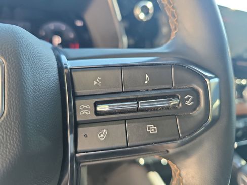 Used 2024 GMC Canyon AT4 w/ AT4 Premium Package AWD/4WD image 17