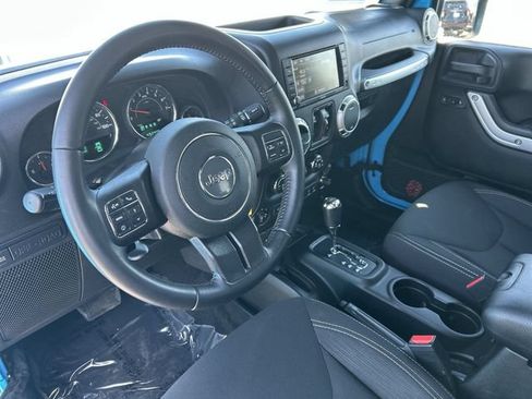 Used 2018 Jeep Wrangler Unlimited Rubicon w/ Connectivity Group AWD/4WD image 17