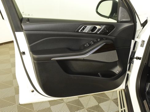 Used 2025 BMW X5 xDrive50e image 28