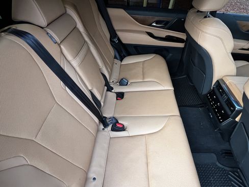 Used 2025 Lexus LX 600 4WD w/ Luxury Package image 40