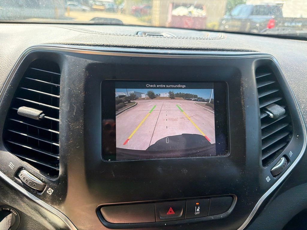 Used 2021 Jeep Cherokee Latitude FWD image 26