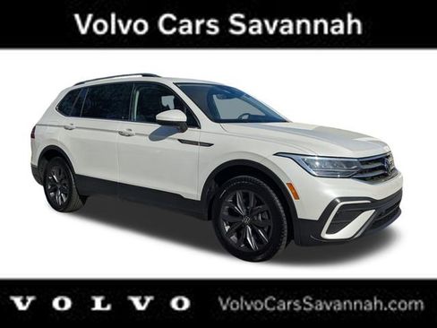 Used 2023 Volkswagen Tiguan SE w/ Panoramic Sunroof Package image 1