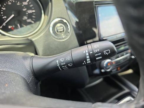 Used 2018 Nissan Rogue SV FWD image 23