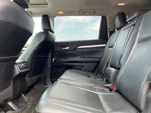 Used 2019 Toyota Highlander XLE AWD/4WD image 15