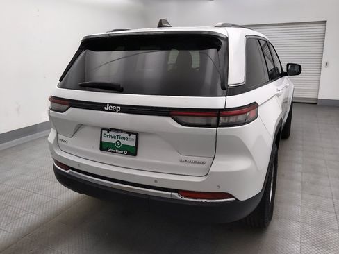 Used 2023 Jeep Grand Cherokee Laredo AWD/4WD image 7