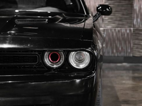 Used 2015 Dodge Challenger SXT image 33