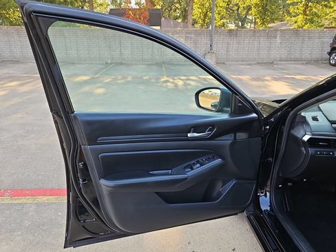 Used 2025 Nissan Altima 2.5 SV FWD image 11