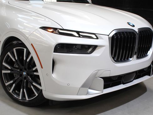 Used 2023 BMW X7 xDrive40i w/ Premium Package AWD/4WD image 7