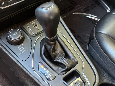 Used 2019 Jeep Cherokee Latitude Plus AWD/4WD image 16