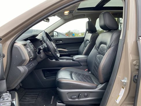 Used 2023 Nissan Pathfinder Platinum w/ Lighting Package (N92) image 9