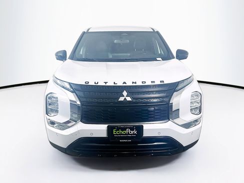 Used 2023 Mitsubishi Outlander SE Black Edition image 2