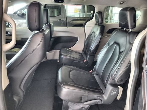 Used 2023 Chrysler Pacifica Touring-L FWD image 22