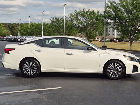 Used 2024 Nissan Altima 2.5 SV FWD image 2